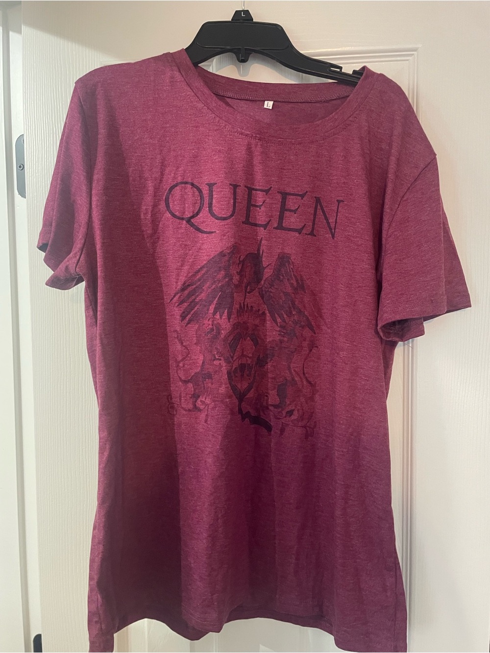 New Queen Graphic Tee in Wine Red